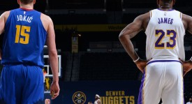 篮球硬汉安东尼：逆境成才，与韦德共创篮球传奇